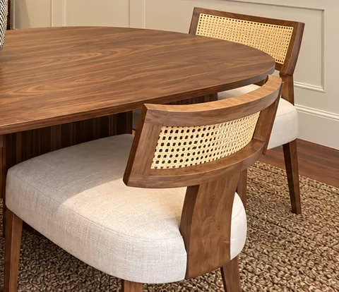 Chaise en bois et cannage autour de la table de réunion de l'agence