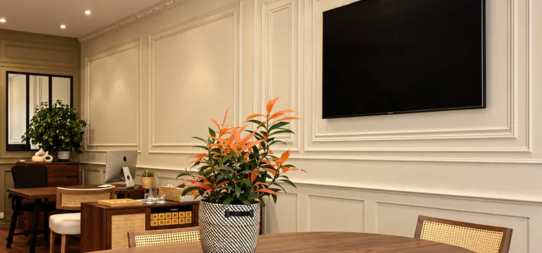 Espace de travail de l'agence avec plantes, boiseries et postes de travail