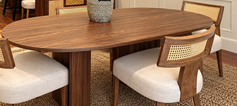 Table ovale en bois et chaises en cannage dans le bureau de l'agence
