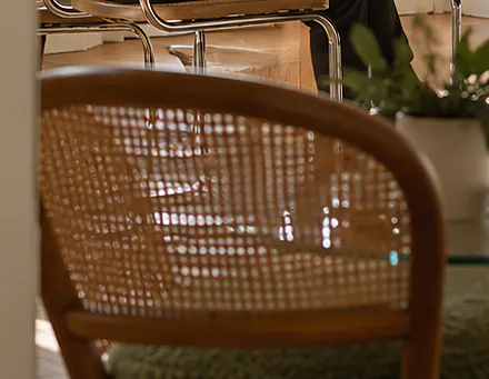 Chaise en bois et cannage dans un bureau