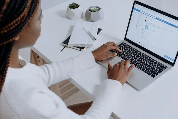 Agence SEO Lyon : Comment l’embauche d’assistants virtuels peut augmenter vos revenus