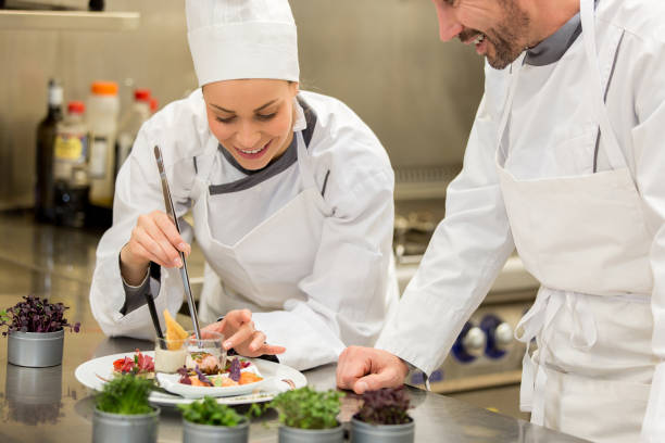 Chef teaching to cook services web cuisiniste à Lyon