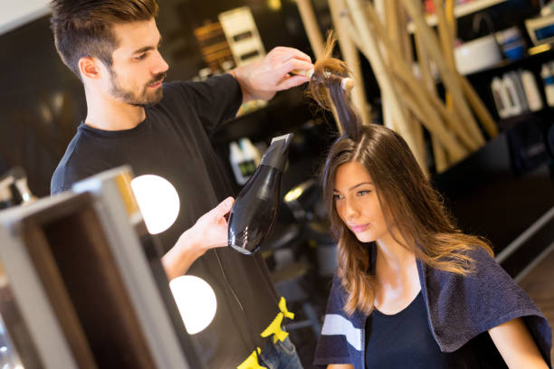 Comment votre Agence web coiffeur Lyon peut-elle aider les coiffeurs à Lyon à se différencier de leurs concurrents en ligne ?