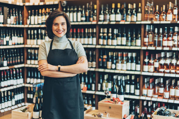 Smiling young female wine shop owner agence-seo-comptable-lyon