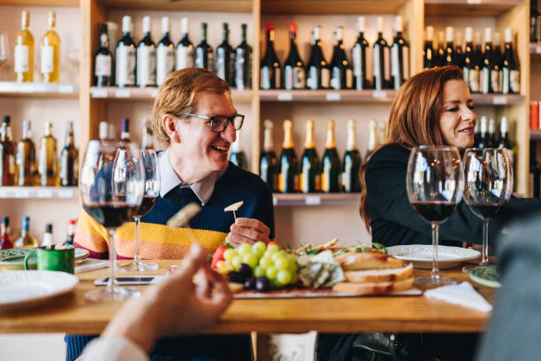 Group of friends at a restaurant Agence SEO comptable Lyon