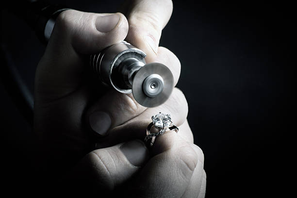 Goldsmith at work with the diamant ring agence-seo-comptable-lyon