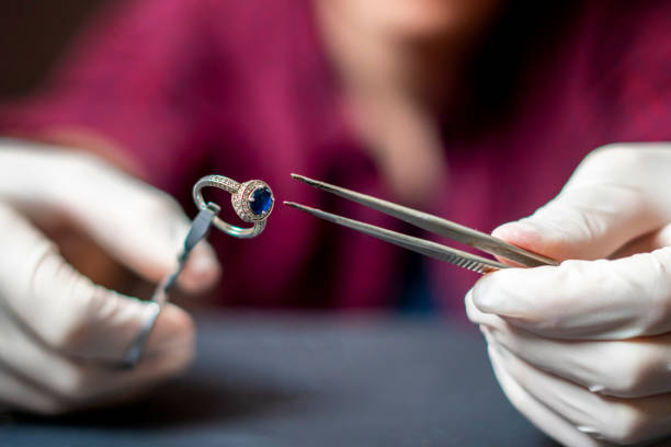 goldsmith working in workshop and repair the jewelery accessories Agence SEO comptable Lyon