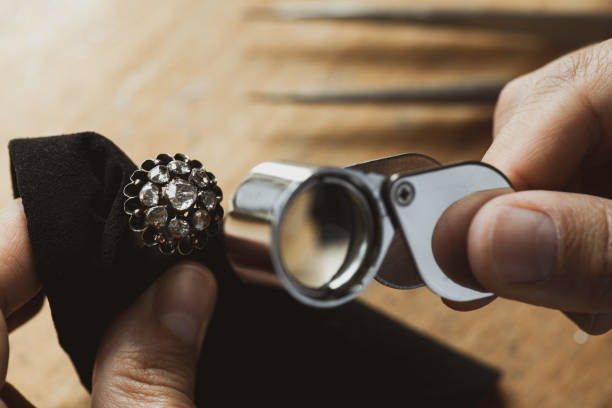 Jeweler is repairing the diamond ring. agence web boulangers Lyon