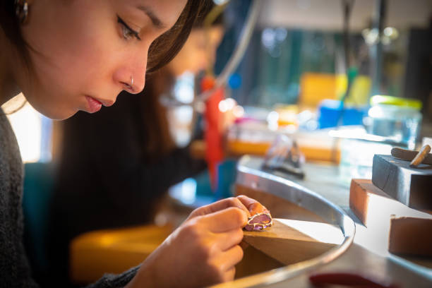 Woman jeweller working agence web boulangers Lyon