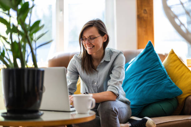 Young woman using a laptop at home Agence web Paris 11