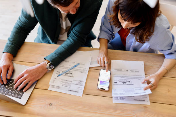 Close-up picture of a couple paying bills from home agence web Île de la Cité