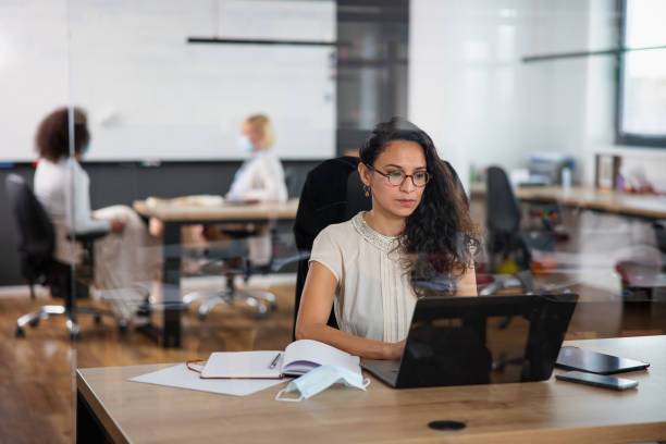 Hispanic Businesswoman Wearing Eyeglasses And Working In The Office agence web Jardin des Plantes