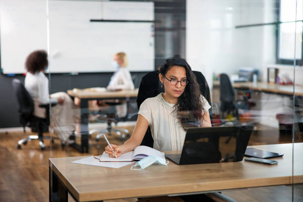 Hispanic Businesswoman Wearing Eyeglasses And Working In The Office agence web Jardin des Plantes