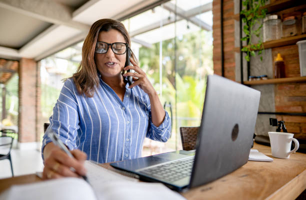 Active woman studying and working from home agence web Jardin des Plantes