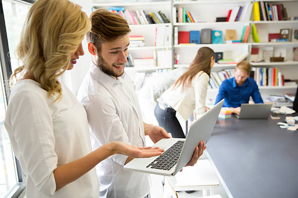 Comment une Agence Digitale Invalides peut-elle réaliser une étude de marché cible efficace pour votre entreprise ?