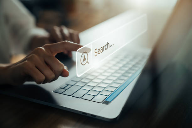 Hand using laptop and press screen to search Browsing on the Internet online. référencement site WordPress
