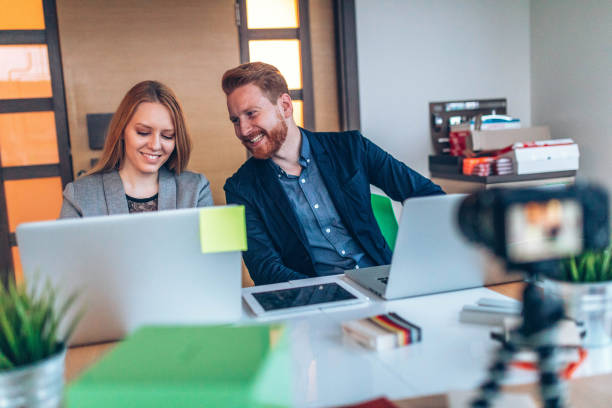 Photo of creative business people filming tutorial in the office vidéo marque employeur