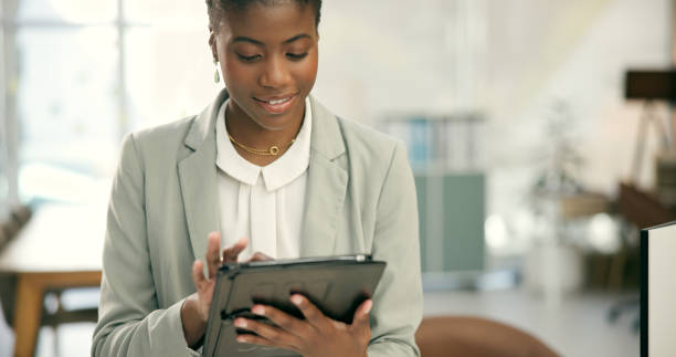 Pour un E-commerce Paris, un tunnel de conversion simple et direct est essentiel. Réduire le nombre d’étapes entre le panier et le paiement limite les abandons. En effet, plus le parcours est clair,