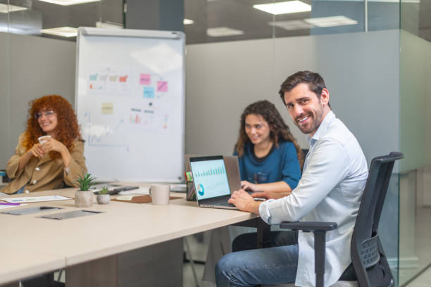 Tout d’abord, une stratégie efficace commence par la définition d’objectifs précis. En Community Management Paris, ces objectifs doivent être adaptés au tissu local : accroître la visibilité d’un commerce