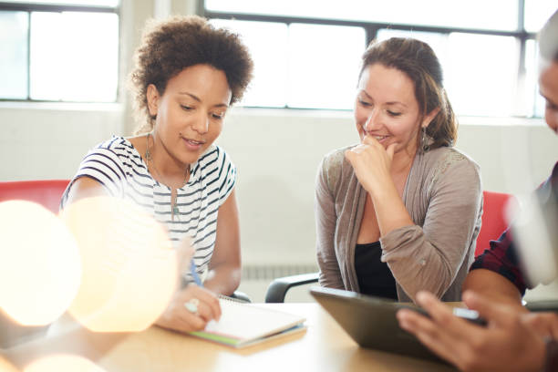 La publicité en ligne Paris doit donc être pensée pour créer un impact immédiat. Cela passe par un design clair, un message concis et un appel à l’action visible. De plus, il est essentiel