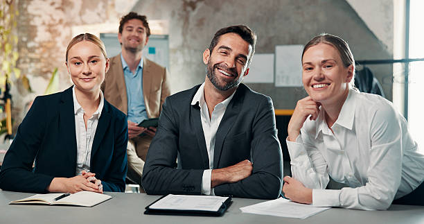 Aujourd’hui, le rôle d’une Agence Réseaux Sociaux Paris dépasse largement la simple publication de contenus. En effet, la stratégie social media s’inscrit désormais dans un plan global qui se décline en quatre dimensions